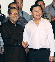 Thaksin meets with Mahathir